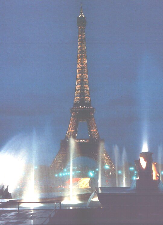Immagine notturna della Torre Eiffel, tratta da pubblicita' sistemi di illuminazione Philips